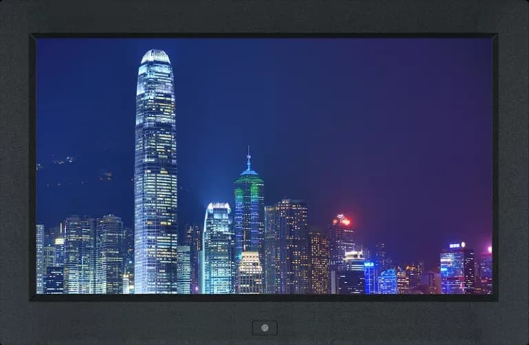 Monitor industriale Austin Hughes OP-K15 con schermo che mostra il profilo di una città illuminata di notte