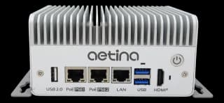 Aetina AIE-CO23_33-S1-AIE-CN33_43-A1, computer fanless con corpo a dissipatore alettato grigio e pannello frontale con porte USB, due PoE, LAN, USB blu, HDMI e pulsante