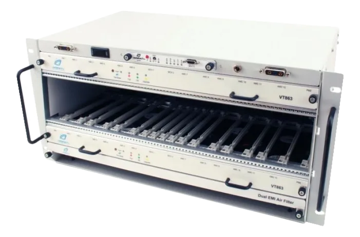 Chassis VadaTech VT863 con slot per moduli e pannello frontale con connettori e indicatori LED
