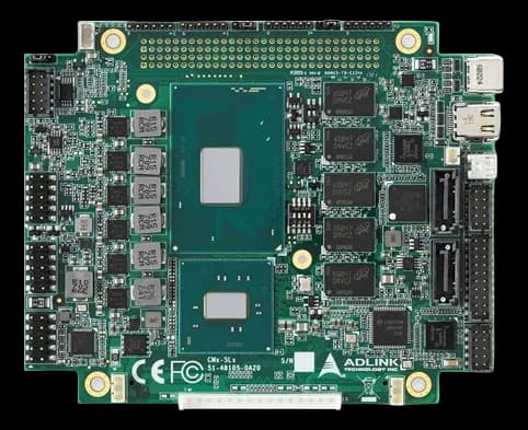 Scheda ADLINK CMX-SLX vista dall'alto con due chip, dissipatori, connettori e moduli di memoria