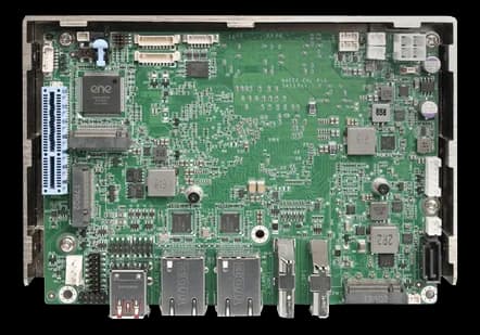 Scheda IEI WAFER-EHL-J6412C-R11 vista dall'alto, circuito verde con slot sul lato sinistro, porte Ethernet e USB sul bordo inferiore e connettori sul lato destro