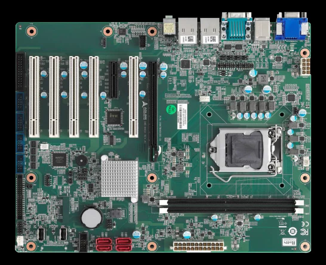 Scheda madre ATX ADLINK IMB-M45H con socket CPU, slot RAM, slot PCI/PCIe e connettori SATA