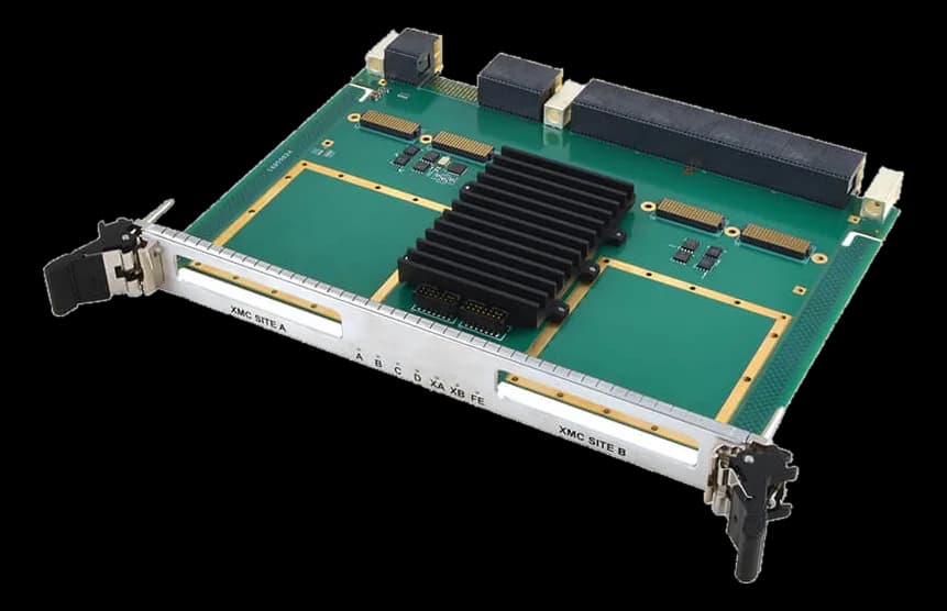 Scheda VPX4852 con dissipatore nero centrale e due slot XMC laterali su circuito verde