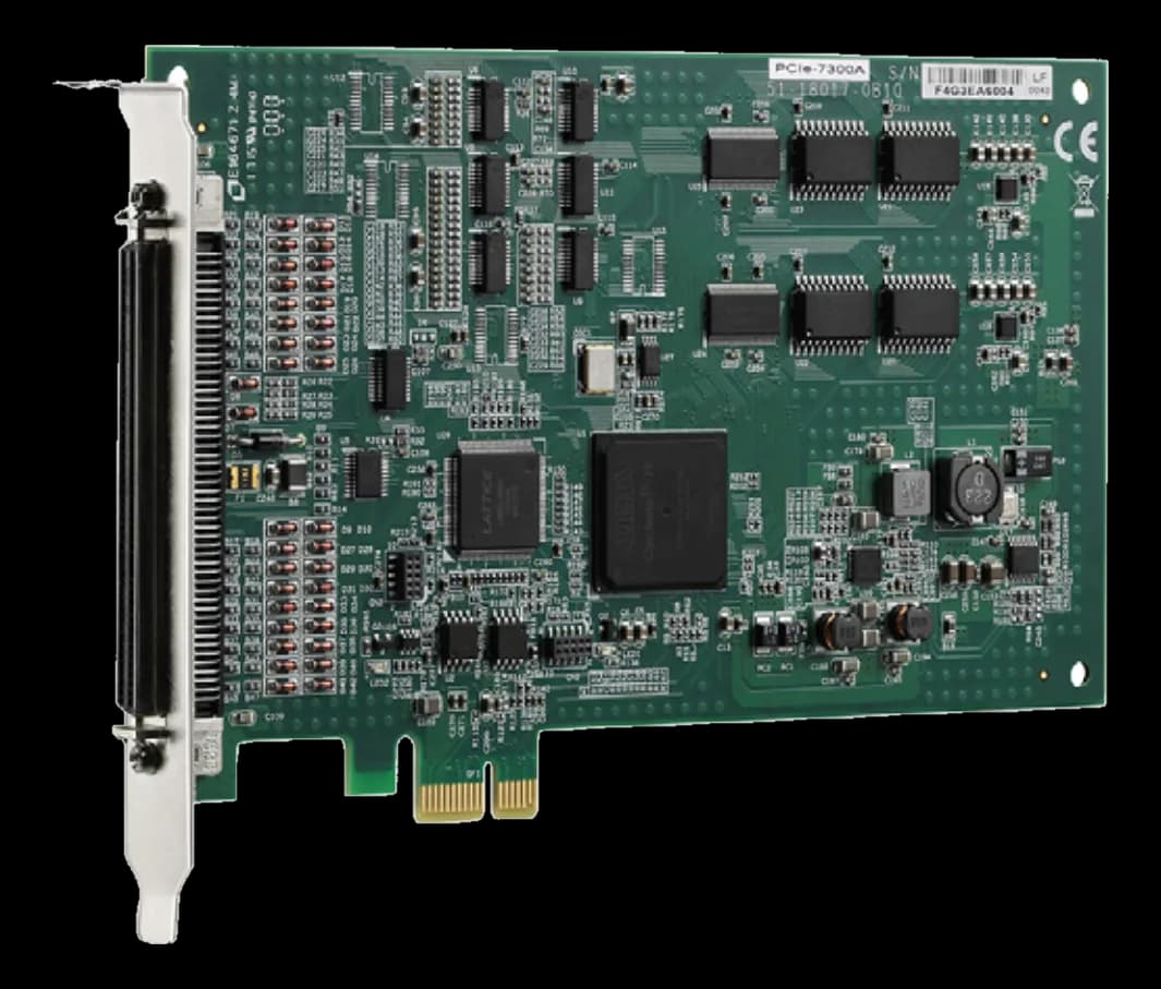 Scheda PCIe ADLINK PCIe-7300A con connettore multipin ad alta densità e componenti elettronici a vista