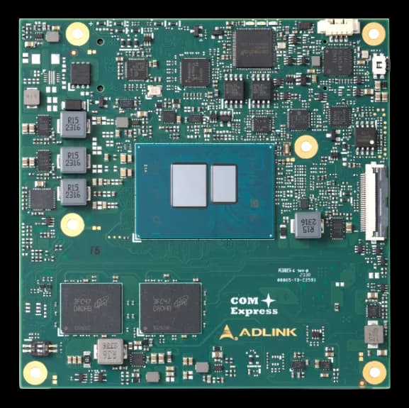 Scheda verde ADLINK cExpress-ASL/ALN vista dall'alto con processore centrale, due chip di memoria, logo COM Express e connettore piatto sul lato destro