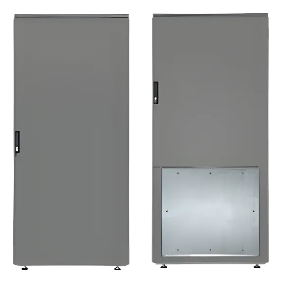 VERAK® EMC/IP65 — Versione configurata – Porta anteriore in metallo, posteriore ridotta e pannello connettori speciale 15U