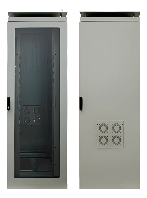 VERAK® EMC/IP51 — Versione configurata – Ventilazione forzata su porta posteriore, tetto sopraelevato di protezione.
