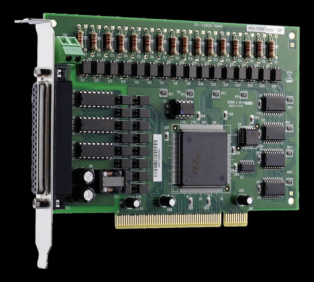 Scheda PCI-7230 con connettore DB37, morsetto verde, chip PLX e connettore per slot PCI