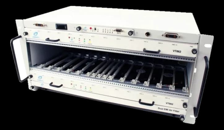Chassis VadaTech VT862 con pannello frontale connettori in alto e 14 slot per schede nella sezione inferiore
