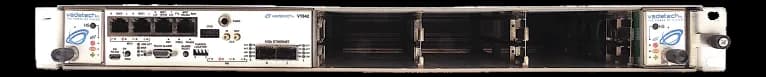 Chassis VadaTech VT842 vista frontale con porte Ethernet, connettore seriale e slot moduli
