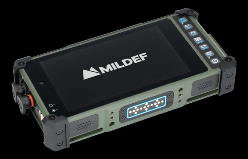 Tablet rugged MilDef Panther DH8 verde militare con angoli protettivi neri, schermo con logo MILDEF, pulsanti sul lato destro e connettori circolari sul lato sinistro