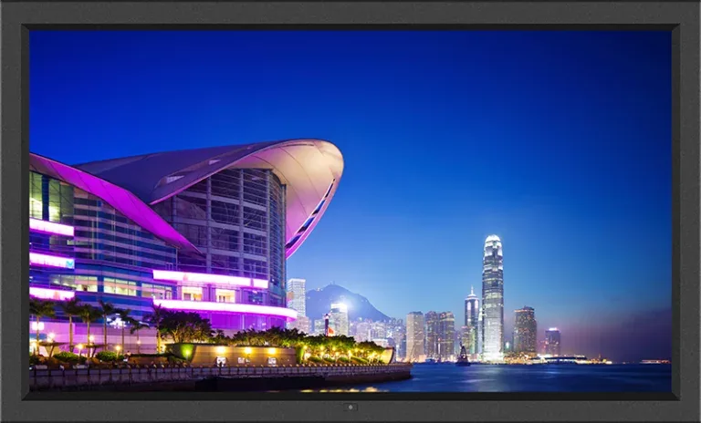 Monitor industriale Austin Hughes NAP-F43 con schermo che mostra lo skyline di Hong Kong al tramonto