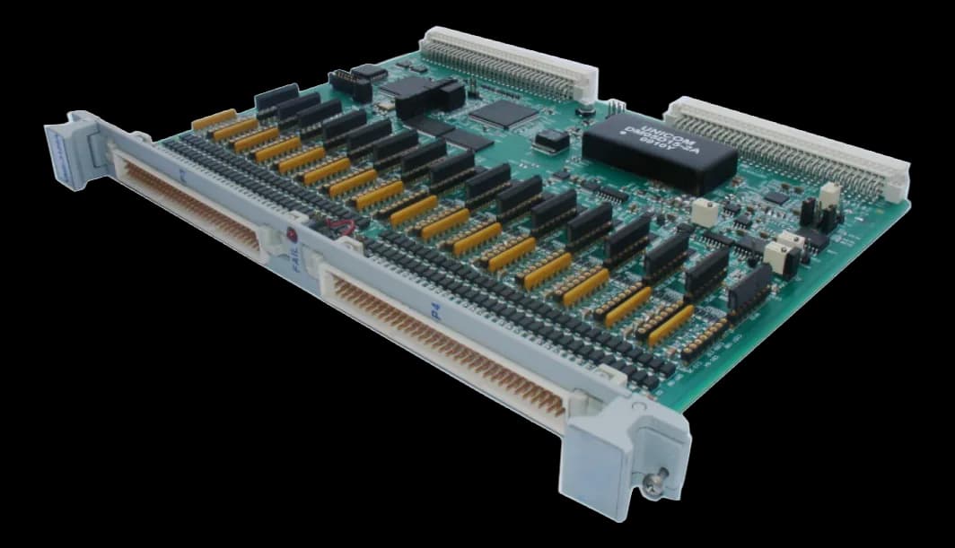 Scheda VME-3128A con connettori P2 e P4, componenti elettronici verdi e connettori dorati