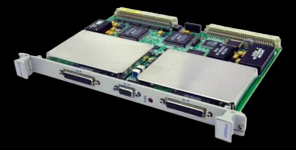 Scheda VME VME-3123A con dissipatori, connettori DB25, connettore VGA e connettori bus