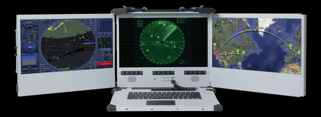 Workstation trasportabile con tre display 17.3" e alimentatore interno da 1000 W