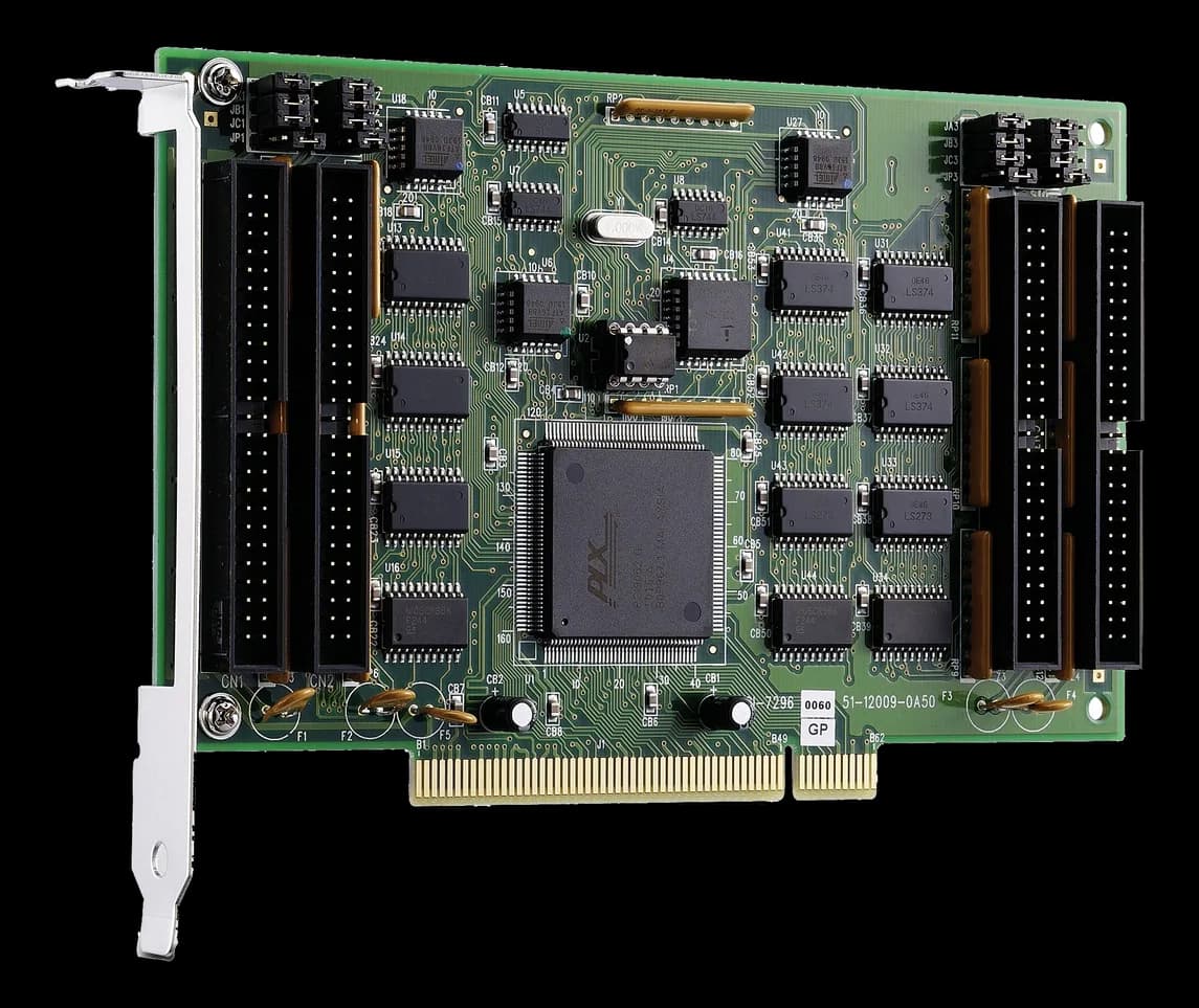 Scheda PCI-7248 con chip PLX PCI9052, quattro connettori a pettine e circuiteria integrata su PCB verde