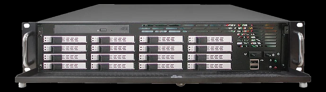 Server rack GOMA ELETTRONICA GO-261-SRV, vista frontale con 12 vani hot-swap e lettore ottico slim