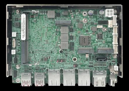 Scheda IEI WAFER-TGL-U vista dall'alto con slot per memoria a sinistra, chip, connettori USB e di rete sul lato inferiore e connettori di alimentazione in alto a destra