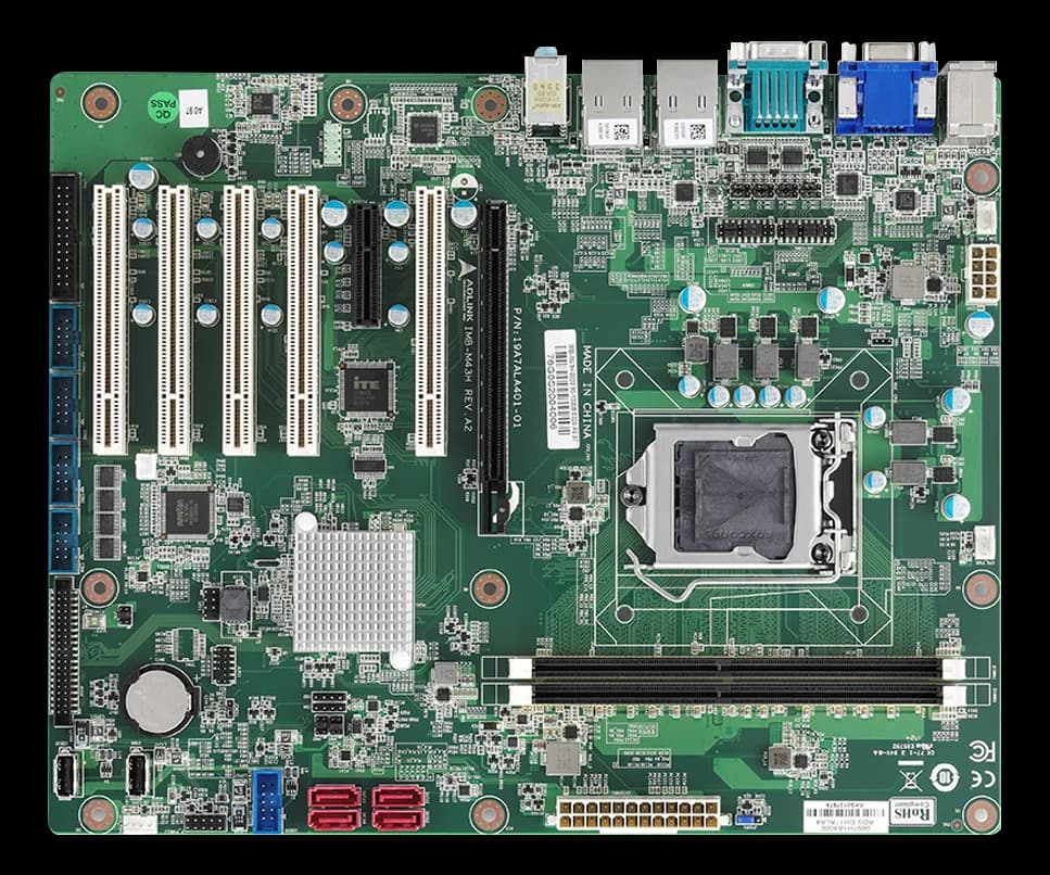 Scheda madre ADLINK IMB-M43H vista dall'alto con socket CPU, slot RAM, slot PCI/PCIe e connettori I/O posteriori