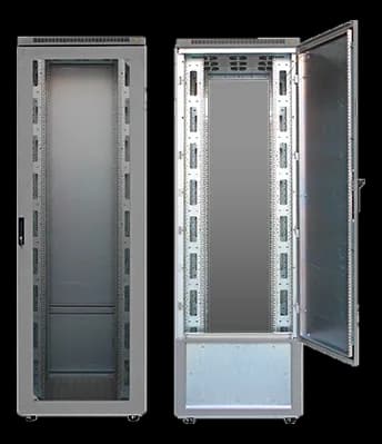 VERAK® EMC/IP65 — Versione standard – Porta anteriore in vetro schermato, posteriore ridotta e pannello connettori