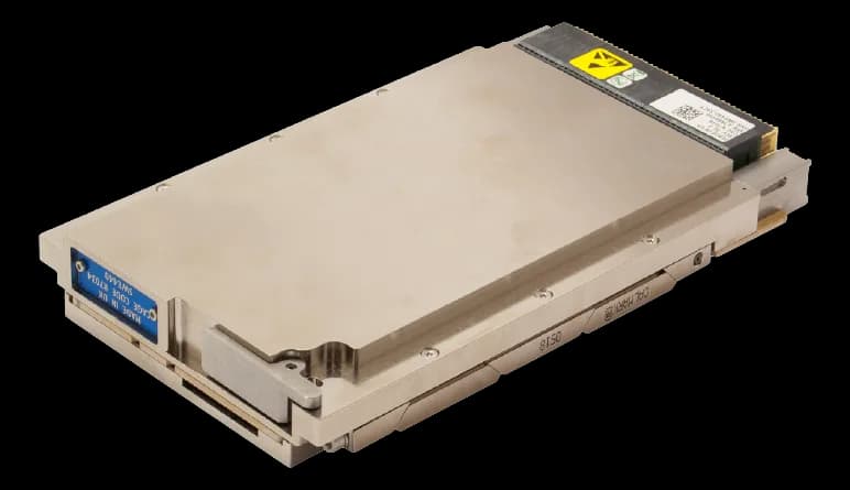 Modulo Abaco Systems SWE440 con dissipatore metallico, connettore a bordo scheda ed etichetta con codice a barre