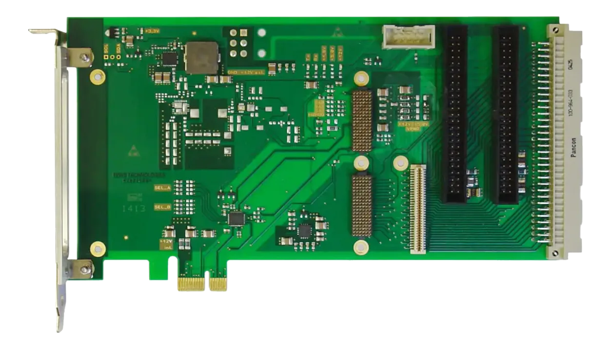 Scheda TEWS TPCE275 vista dall'alto con connettore PCIe, due slot neri e connettore multipolare laterale