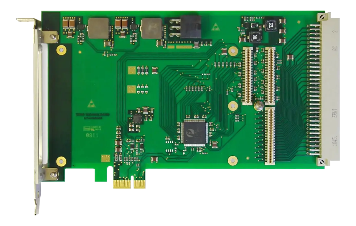 Scheda PCIe TEWS TPCE260 con connettore edge, chip centrale e due connettori multipin sul lato destro