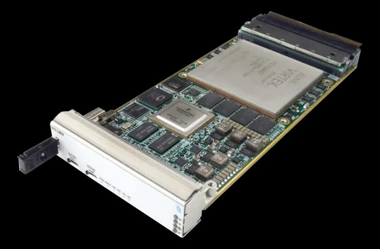 Scheda AMC596 con FPGA Xilinx Virtex, chip e connettori su circuito verde, pannello frontale con LED