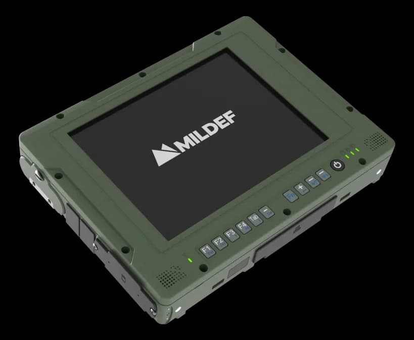 Tablet rugged MilDef DR15 verde militare con schermo spento con logo MILDEF, tasti funzione F1-F4, tasto di accensione e connettori sul lato sinistro