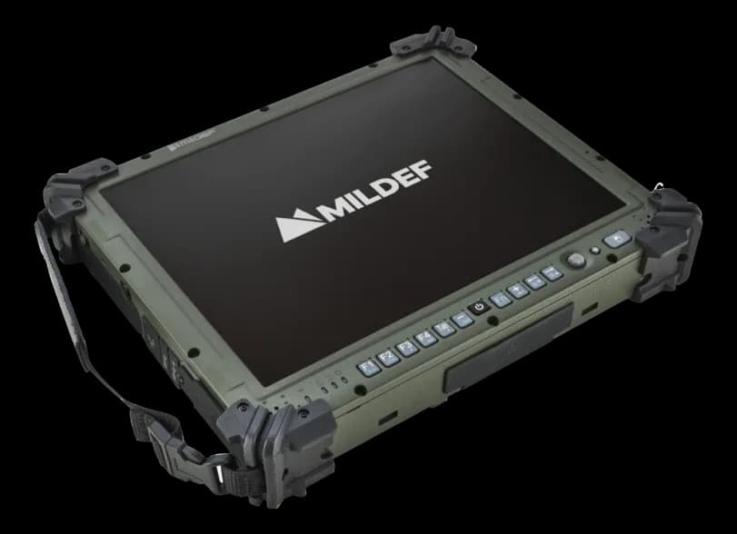 Tablet PC rugged RODA DK13 verde militare con schermo spento e logo MILDEF, angoli paraurti neri, tasti funzione sotto lo schermo e cinghia da trasporto