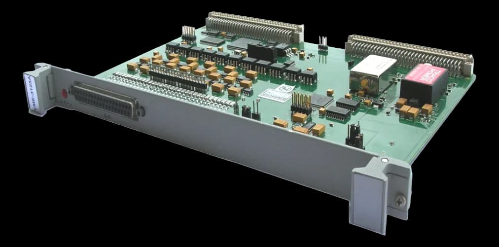 Scheda VME-3125A con connettori a pettine, componenti SMD e connettore multipolare frontale su pannello grigio