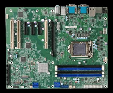 Scheda madre ATX IEI IMBA-Q470 con socket CPU, slot RAM, slot di espansione e dissipatore chipset