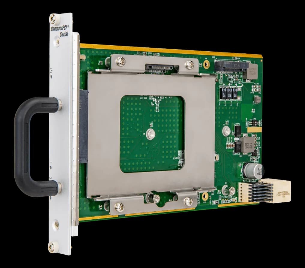 Scheda CompactPCI Serial ADLINK cPCI-A3H20/M con dissipatore, maniglia frontale nera e connettore laterale