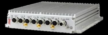 Box PC IP65 duagon BC50R per applicazioni su veicolo, vista d'angolo con connettori M12