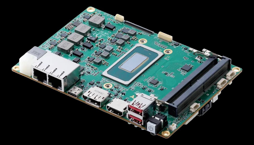 Scheda SBC35-ARL con CPU centrale, connettori Ethernet, USB, HDMI, USB-C e slot di espansione laterale