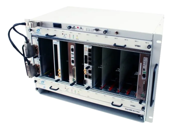Chassis VadaTech VT891 MicroTCA con schede inserite negli slot frontali e pannello connettori superiore