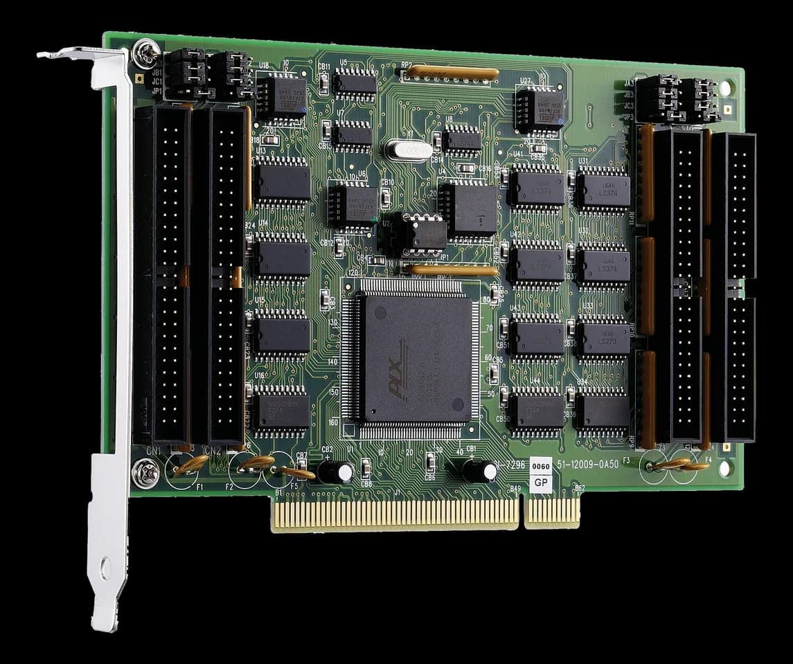 Scheda PCI-7296 con chip PLX PCI9052, quattro connettori a pettine e staffa metallica laterale