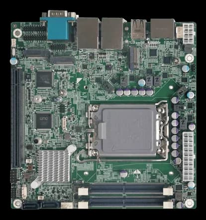 Scheda madre Mini-ITX IEI KINO-ADL-H610 vista dall'alto con socket CPU, slot RAM e connettori posteriori