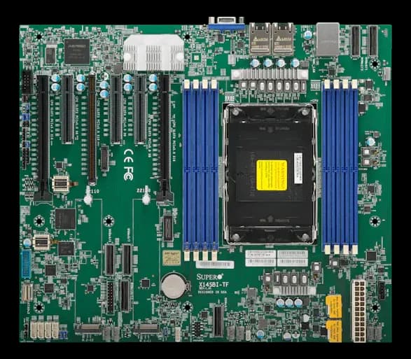 Scheda madre Supermicro X14SBI-TF con socket CPU, slot RAM blu, slot PCIe e connettori posteriori