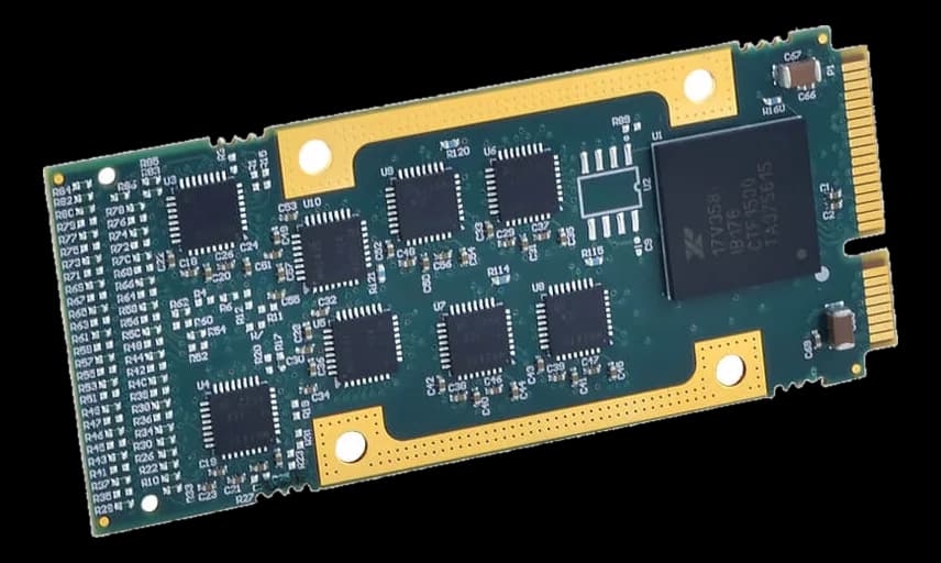 Scheda Acromag AP520 con più chip, connettore dorato e fori di fissaggio