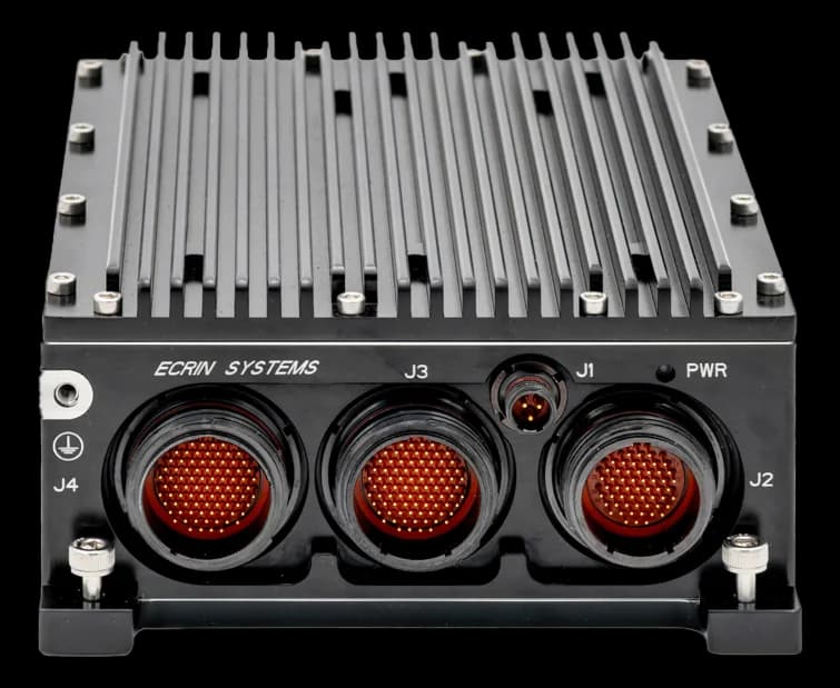 Mission computer ECRIN Systems nano-ONYX con dissipatore alettato e connettori frontali J1, J2, J3, J4 e LED PWR