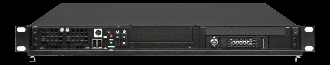 Telaio rack 1U nero GO-110E-IPC13 visto di fronte, con staffe laterali, due ventole, porte USB, LED, pulsanti, vano vuoto e cassetto estraibile con serratura a chiave