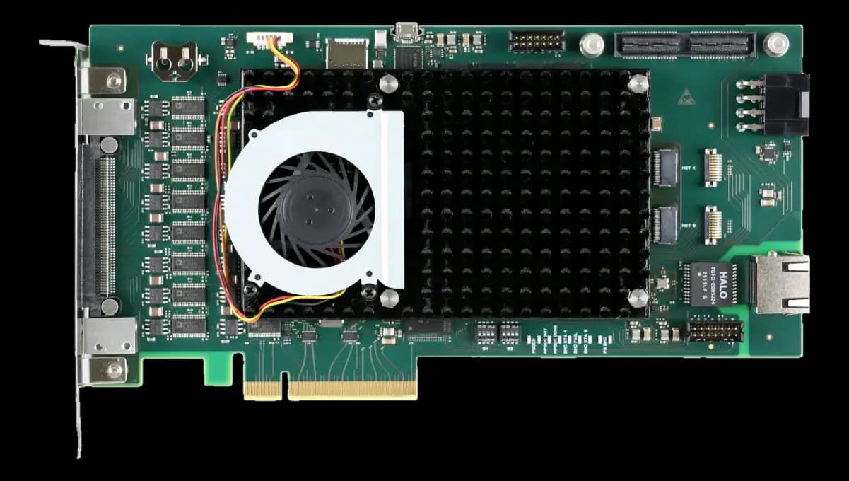 Scheda PCIe TEWS TPCE646-10R con dissipatore nero e ventola, connettori SATA e RJ45