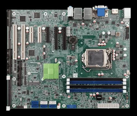 Scheda madre ATX IMBA-Q170-i2 con socket CPU, slot RAM, slot PCI/PCIe e connettori posteriori