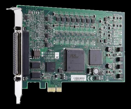 Scheda PCIe ADLINK PCIe-6208V-GL con connettore DB37, circuiti integrati e connettore edge PCI Express