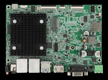 Scheda IEI WAFER-IMX8MP-A vista dall'alto con dissipatore nero, due porte di rete, USB, HDMI, connettore seriale a vite e connettori flat sul bordo superiore