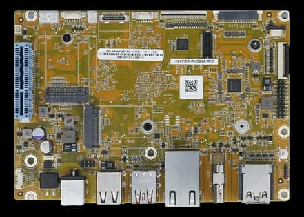 Scheda WAFER-RK3588-R10 vista dall'alto con slot blu a sinistra, connettori M.2, porte USB, Ethernet e HDMI sul bordo inferiore ed etichetta con codice a barre al centro
