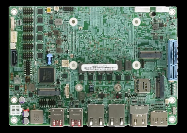 Scheda IEI NANO-ADL-P-i5EC-R11 vista dall'alto con chip centrale, slot M.2, connettore blu, due porte di rete e connettori video sul lato inferiore