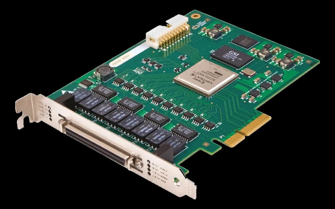 Scheda RPCIE-1553 con connettore PCIe edge, FPGA Virtex-5, relè multipli e connettore multipolare frontale