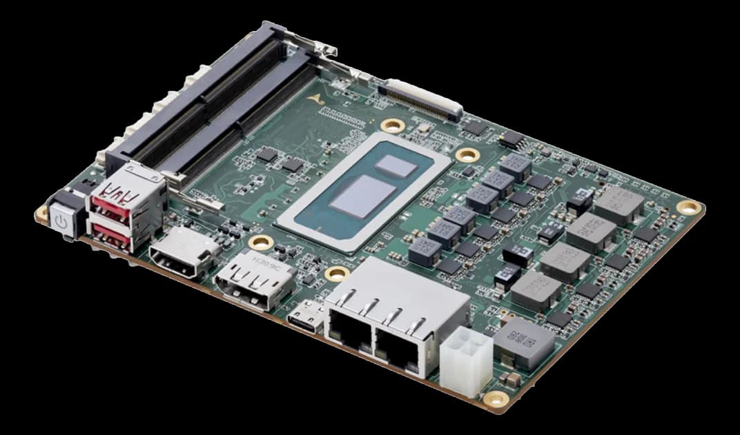 Scheda ADLINK SBC35-RPL vista dall'alto con processore al centro, due slot di memoria, porte USB, HDMI, DisplayPort, due connettori di rete RJ45 e connettore di alimentazione